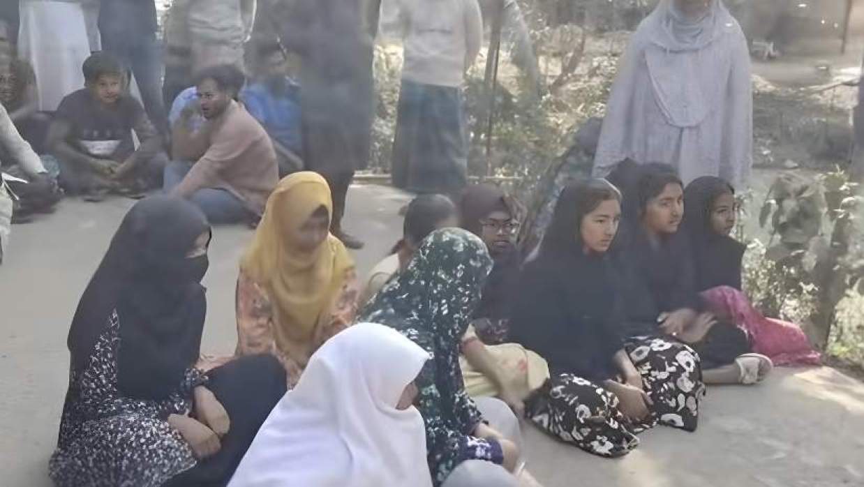 শিক্ষকের মৃত্যুতে ছাত্রীদের প্রতিবাদ  