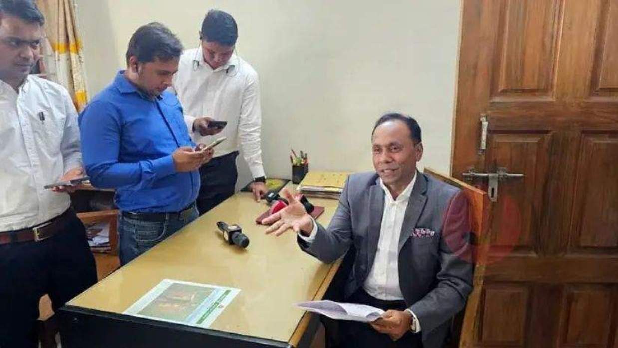 কাউকে না পেয়ে ভূমি অফিসেই অবস্থান নিলেন প্রতিমন্ত্রী