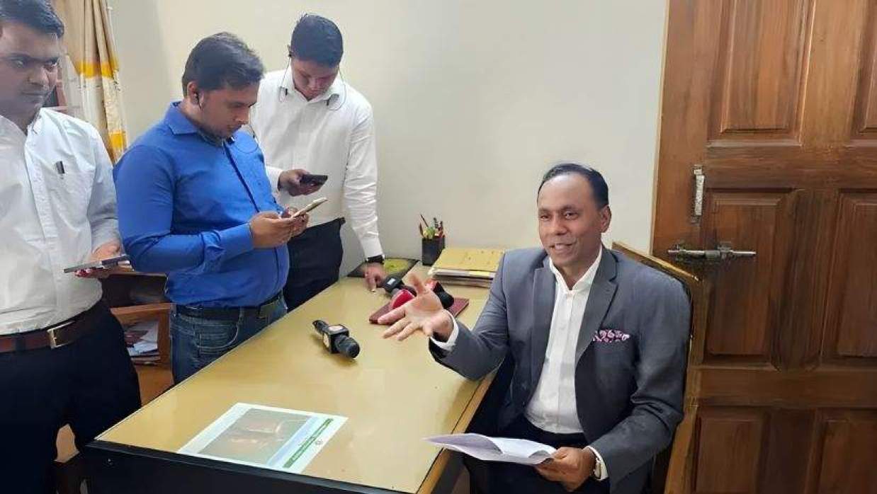 কাউকে না পেয়ে ভূমি অফিসেই অবস্থান নিলেন প্রতিমন্ত্রী