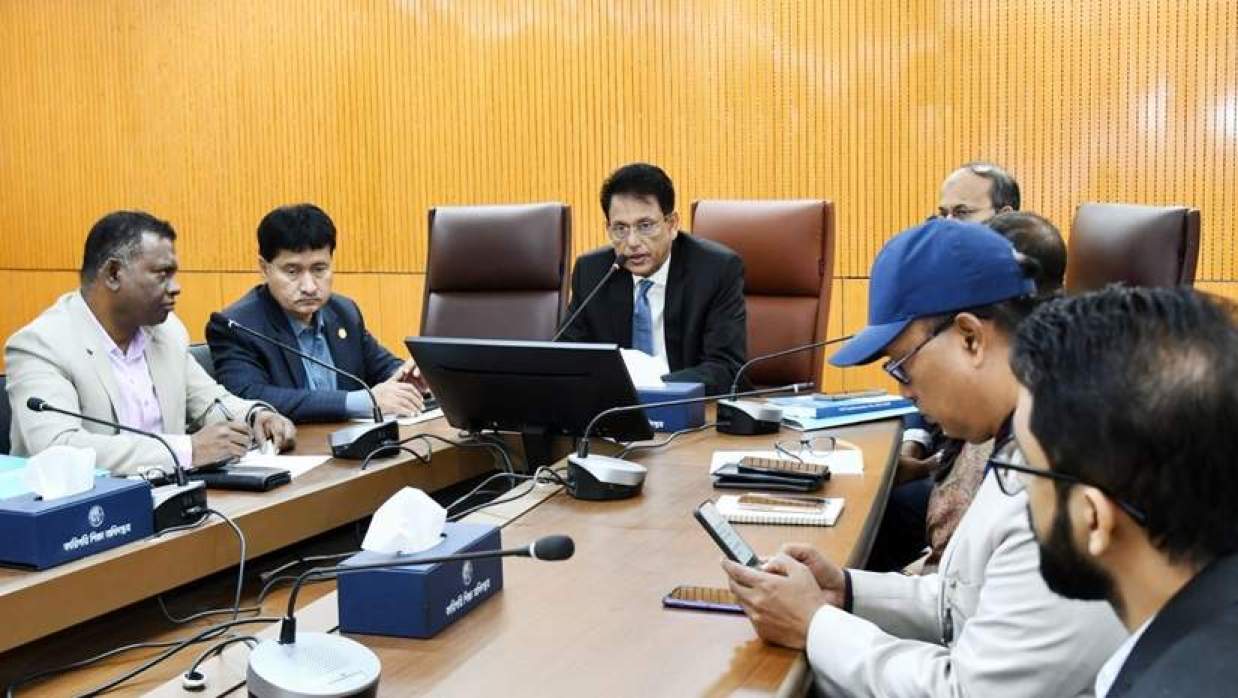 মতবিনিময় সভায় প্রধান অতিথির বক্তব্য দিচ্ছেন শিক্ষা এবং প্রাথমিক ও গণশিক্ষা মন্ত্রী ড. আ ন ম এহছানুল হক মিলন