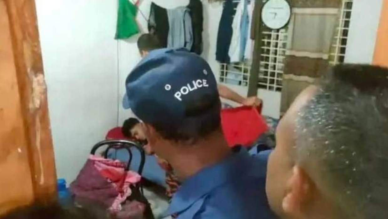 ময়মনসিংহ নগরীর সানকিপাড়া হেলথ অফিসার গলির ছাত্র মেসে ঘুমাচ্ছেন সোহান। পরে দরজা ভেঙে কক্ষে প্রবেশ করেন পুলিশ ও ফায়ার সার্ভিসের সদস্যরা