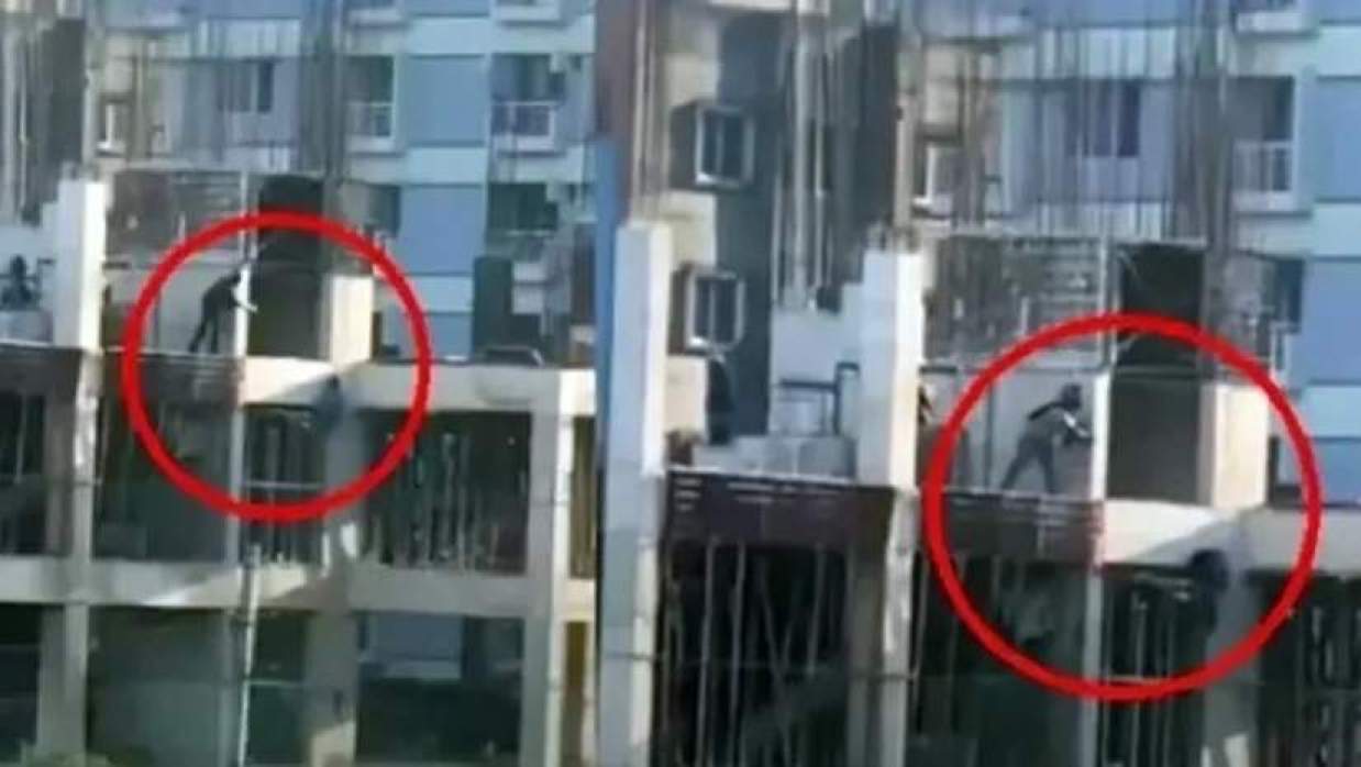 ২০২৪ সালে গণঅভ্যুত্থানের সময় রাজধানীর রামপুরায় কার্নিশে ঝুলে থাকা একজনকে গুলি করছে পুলিশ