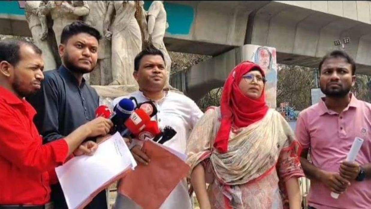 সরকারি চাকরিতে প্রবেশের বয়স ৪০ করার দাবিতে ঢাবিতে অবস্থান চাকরিপ্রার্থীদের