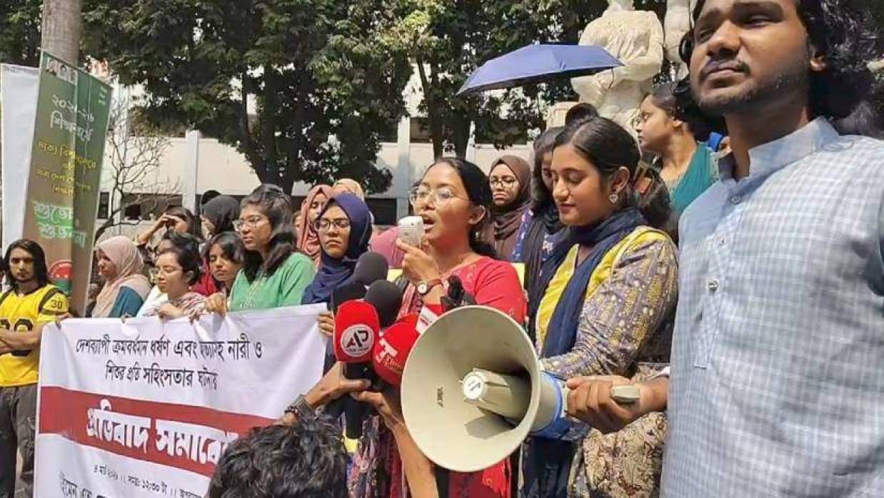 ঢাবির অপরাজেয় বাংলার পদদেশে প্রতিবাদ সমাবেশে উইমেন অ্যান্ড জেন্ডার স্টাডিজ বিভাগের শিক্ষার্থীরা