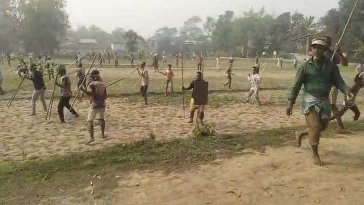 দুই পক্ষের সংঘর্ষের একটি মুহূর্ত