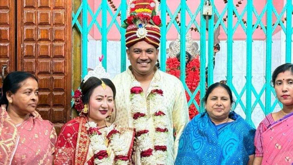 সনাতন ধর্মের রীতি অনুযায়ী তাদের বিয়ে সম্পন্ন হয়
