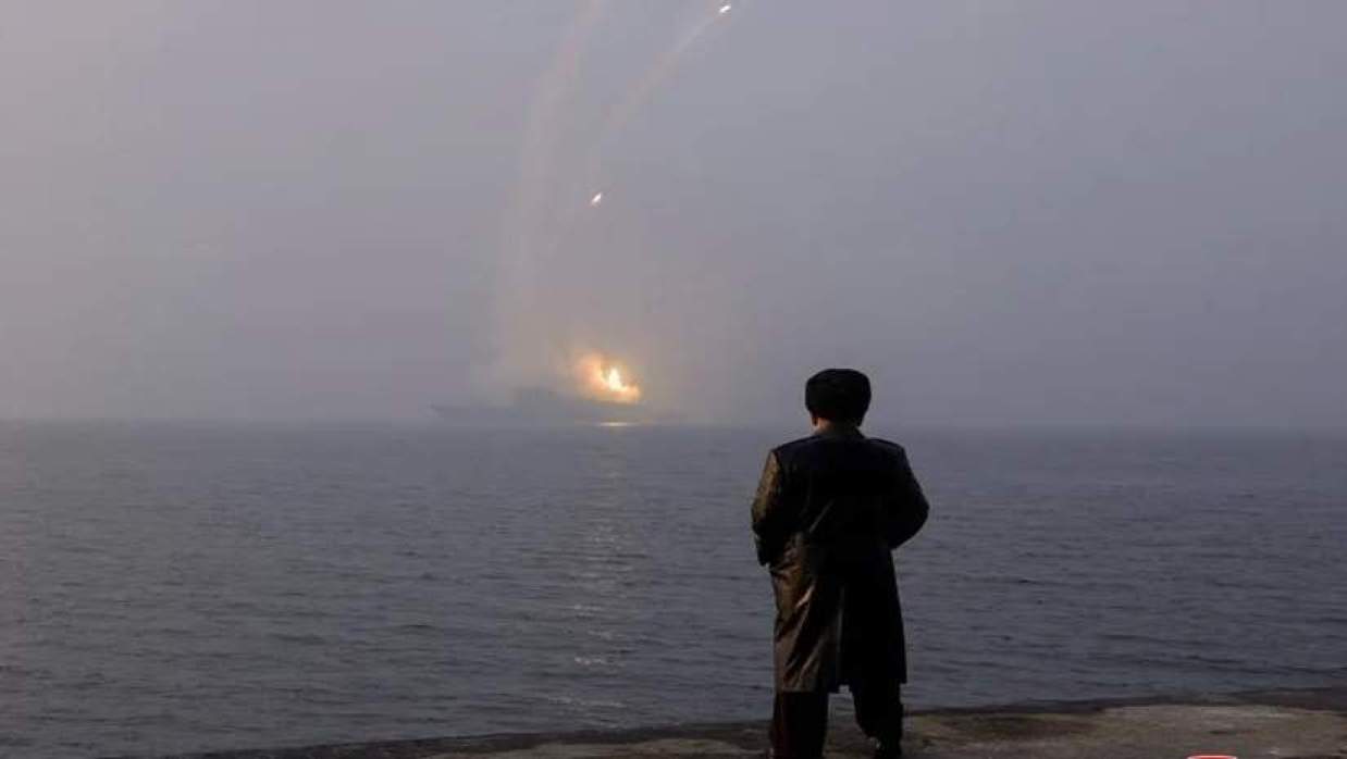 নতুন ডেস্ট্রয়ার থেকে ক্ষেপণাস্ত্র পরীক্ষা উত্তর কোরিয়ার, সমুদ্র তীর থেকে দেখলেন কিম