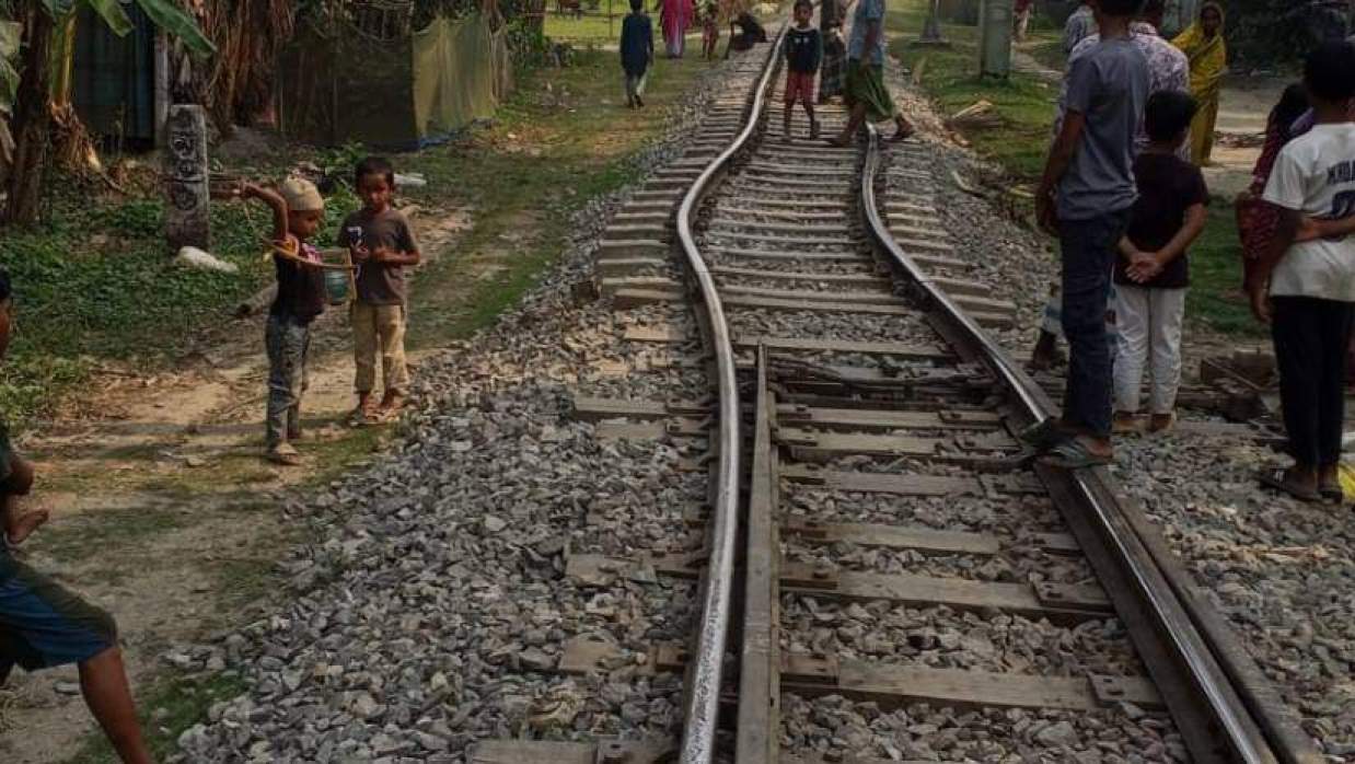 বেঁকে যাওয়া রেলপথ