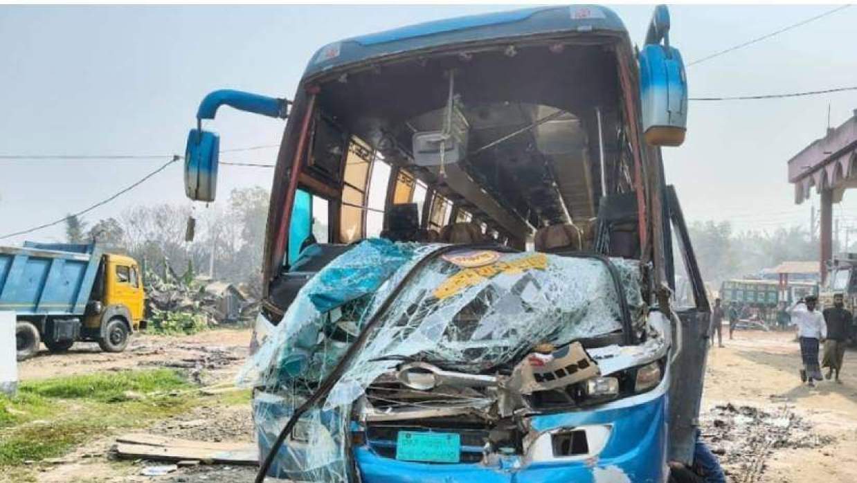 বালুবোঝাই ট্রাকে ধাক্কা দিলে দুমড়েমুচড়ে যায়টি বাসটি