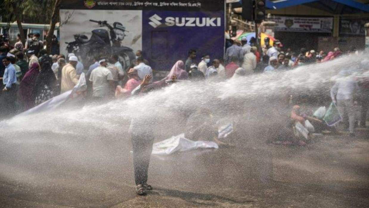 বাংলাদেশ ব্যাংকের সামনে আন্দোলনকারীদের জলকামান ব্যবহার করে সরিয়ে দেয় আইনশৃঙ্খলা রক্ষাকারী বাহিনী