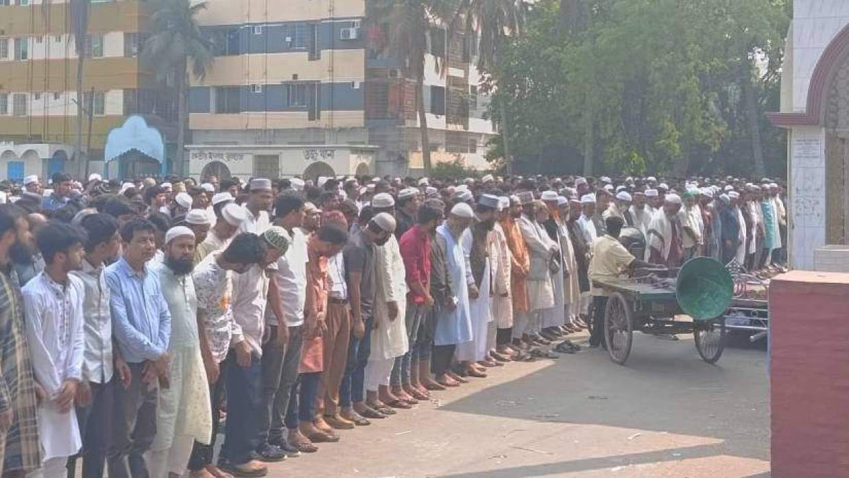 কুষ্টিয়া শহরের পৌর কেন্দ্রীয় ঈদগাহ মাঠে সহকারী অধ্যাপক আসমা সাদিয়া রুনা জানাজা অনুষ্ঠিত