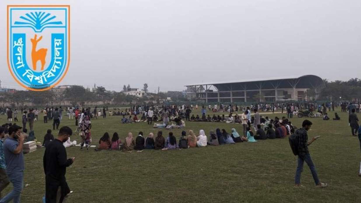 খুবির কেন্দ্রীয় মাঠে ইফতার 