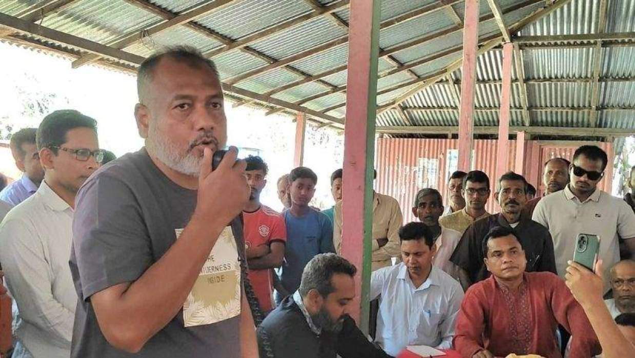 কোটালীপাড়ার উত্তর হাজরা বাড়ি মন্দির চত্ত্বরে মতবিনিময় করেন এসএম জিলানী।