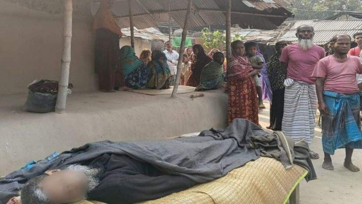 নওগাঁর মহাদেবপুরে পুলিশের লাথির আঘাতে এক বৃদ্ধের মৃত্যুর অভিযোগ উঠেছে।