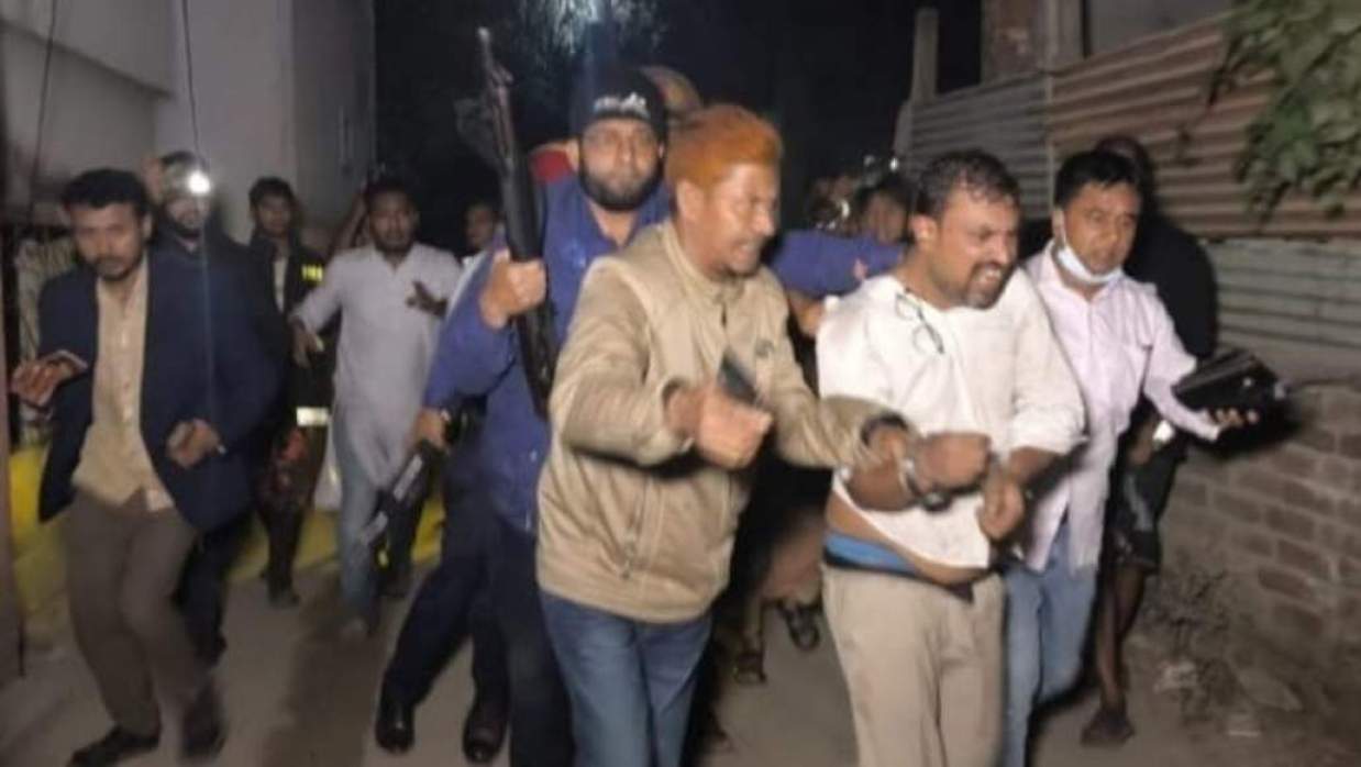 আইনজীবী স্বামী আটক