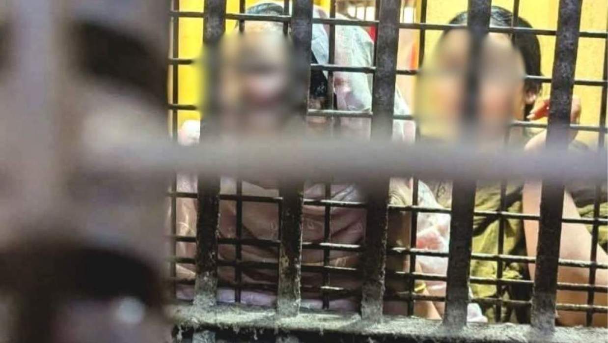 কারাগারে মা ও মেয়ে