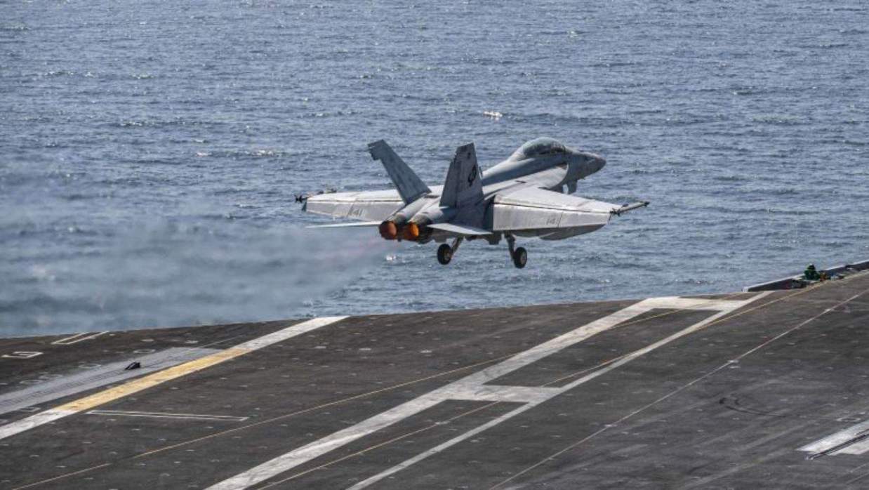 রণতরি ছেড়ে যাচ্ছে একটি ইউএস ফাইটার জেট