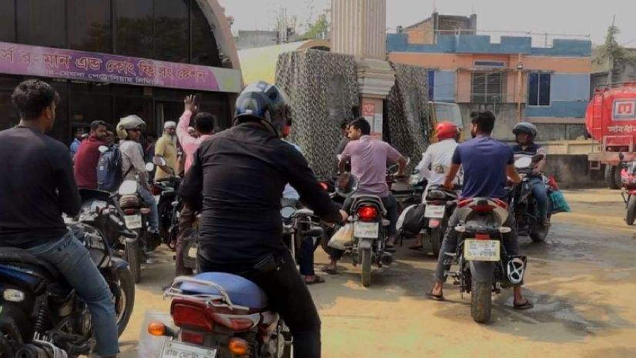 জ্বালানি ফিলিং স্টেশন থেকে তেল সংগ্রহ