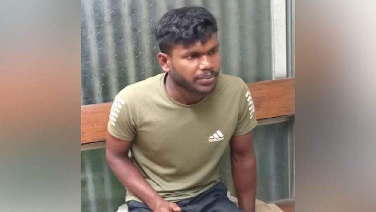 বিশ্ববিদ্যালয়ের মূল ফটকে তাদেরকে আটক করা হয়