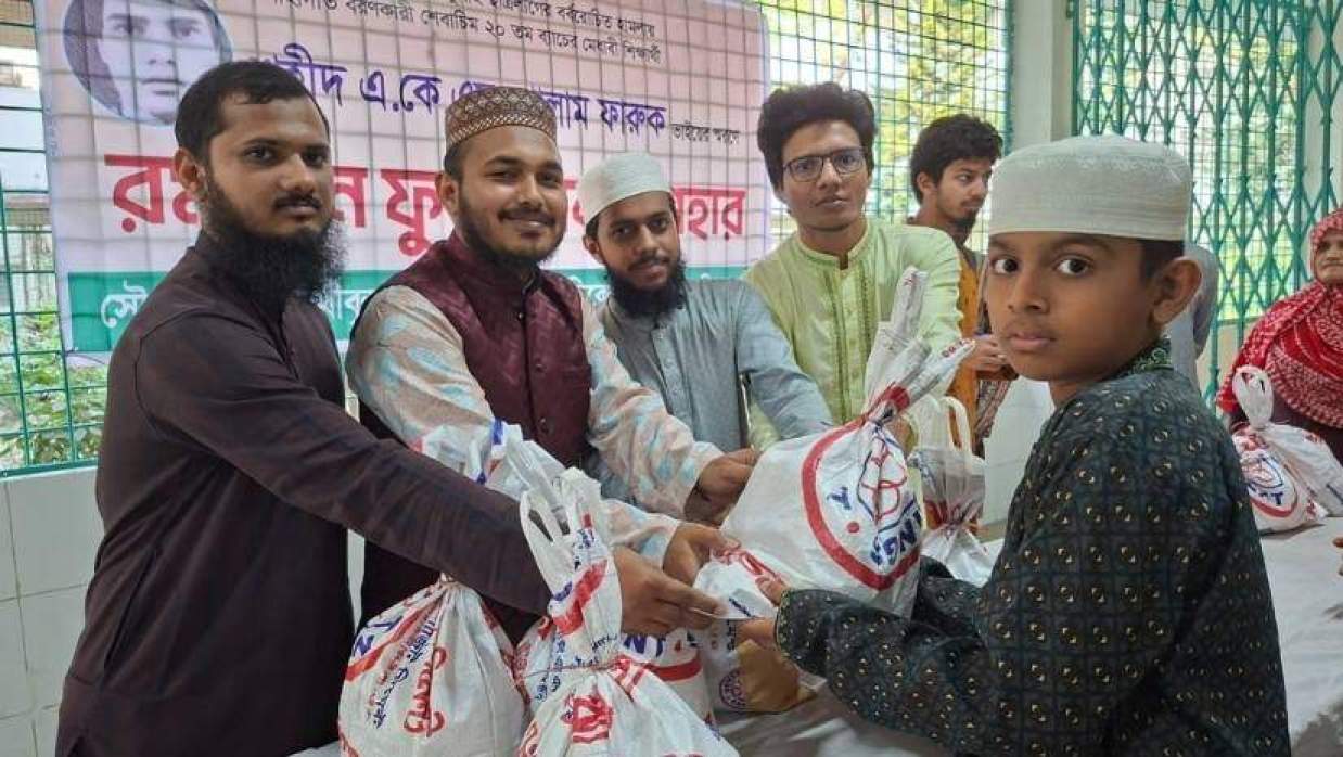 ৩৫ বছর আগে ছাত্রলীগের হাতে নিহত শিক্ষার্থীর স্মরণে ফুড প্যাক বিতরণ