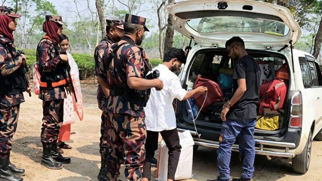 চেকপোস্ট স্থাপন করে যানবাহনে তল্লাশি চালাচ্ছেন বিজিবি সদস্যরা