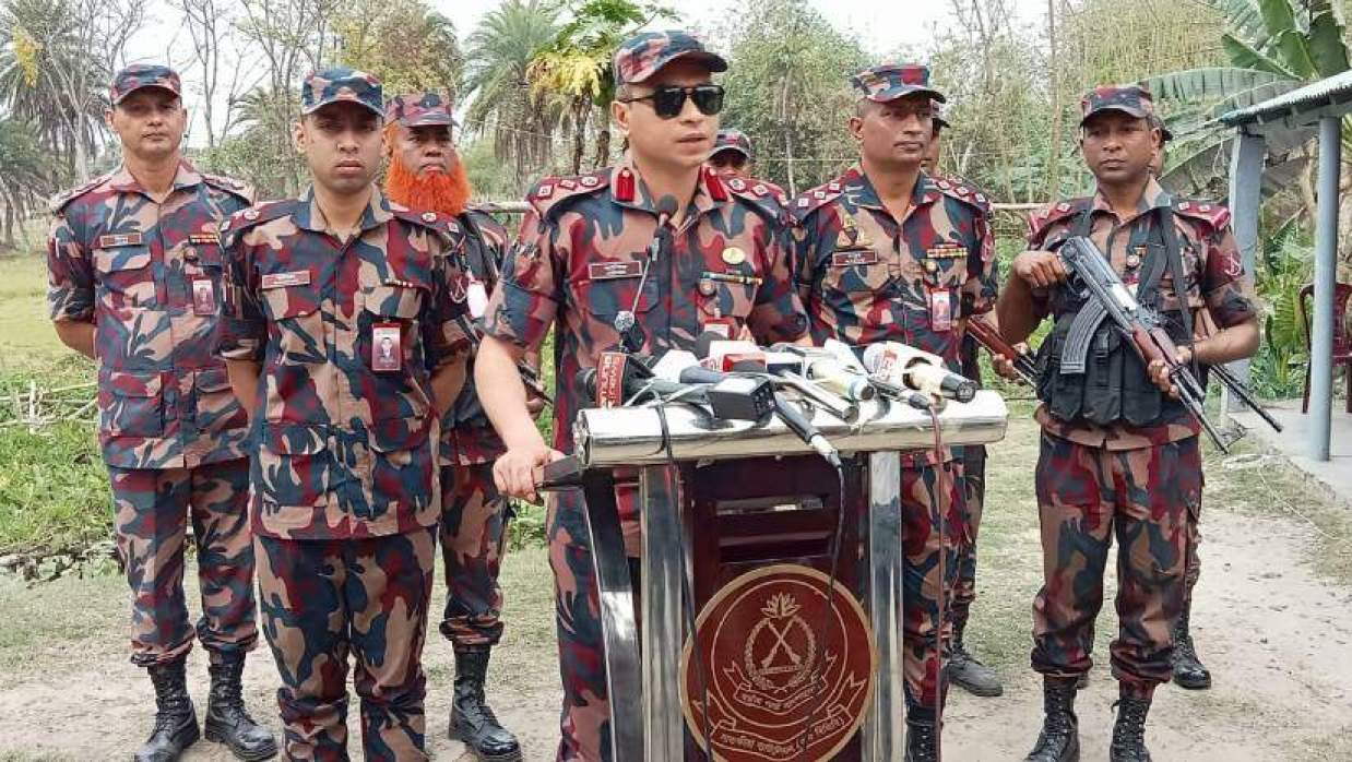 প্রেস ব্রিফিংয়ে কথা বলছেন বিজিবির অধিনায়ক লেফটেন্যান্ট কর্নেল কাজী আশিকুর রহমান