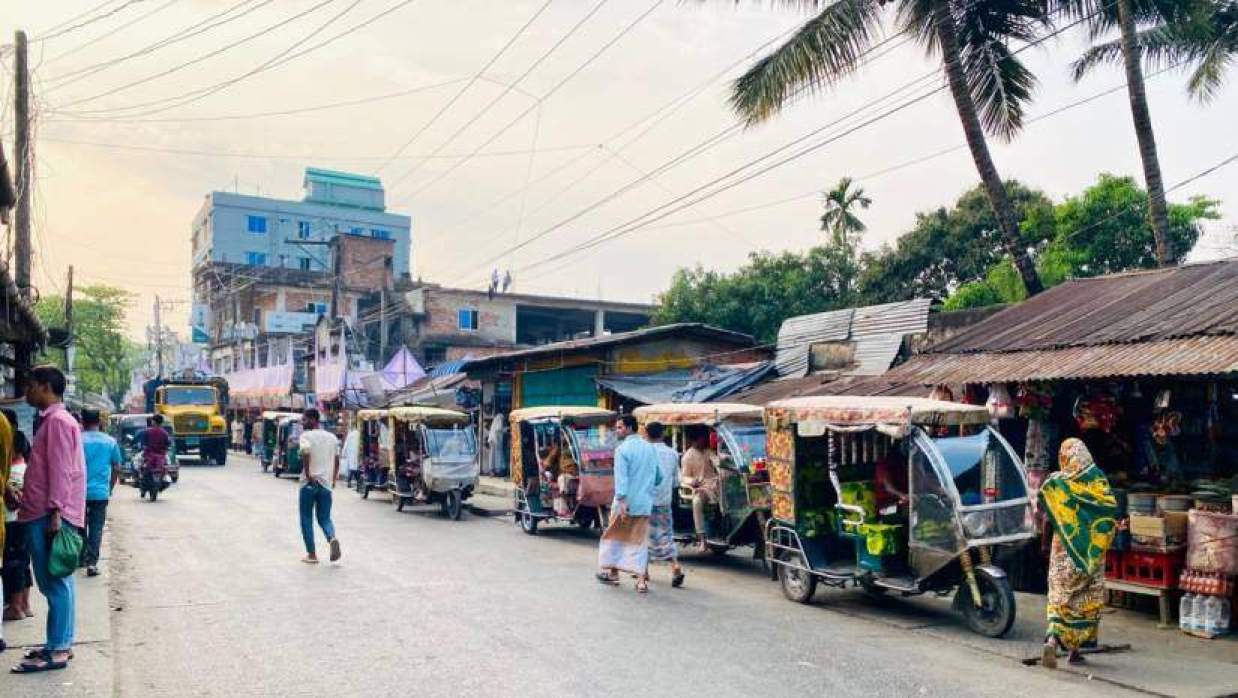আনোয়ারা উপজেলা সদরের প্রধান সড়কে পার্ক করে রাখা অটোরিকশা