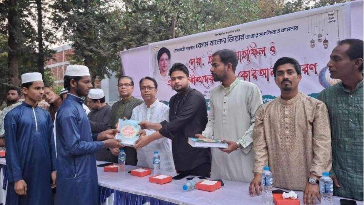 এতিম শিশুদের কুরআন বিতরণ করলেন রাবি ছাত্রদল নেতা সোহাগ