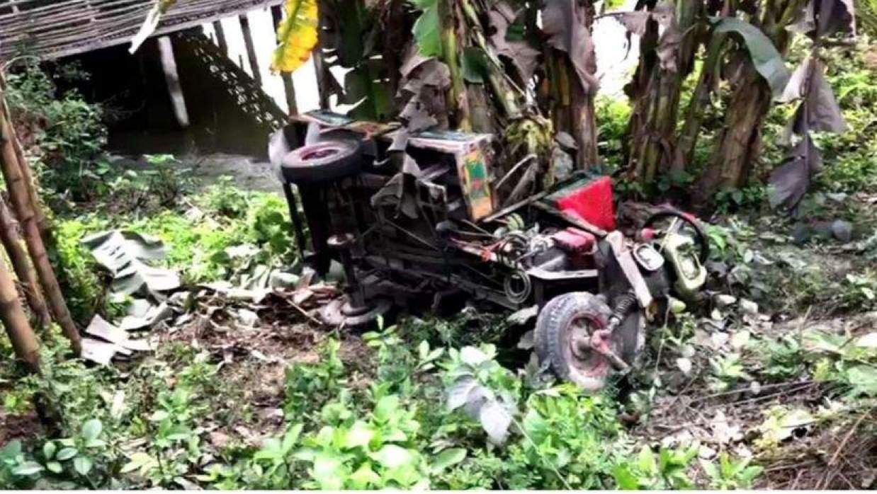নছিমন খাঁদে পড়ে বিপ্লব বিশ্বাস নামে চালক নিহত হয়েছেন।
