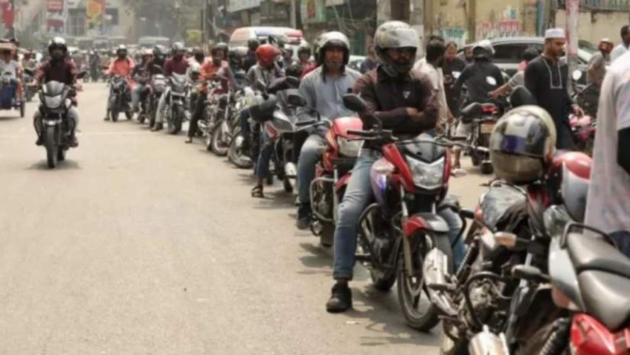 পাম্পের সামনে মোটারসাইকেলের দীর্ঘ লাইন