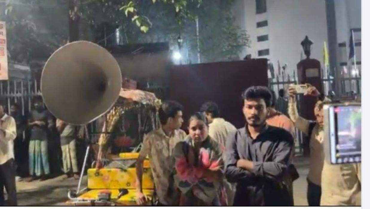 ইমির নেতৃত্বে শাহবাগ থানার সামনে ৭ মার্চের ভাষণ বাজানো হচ্ছে