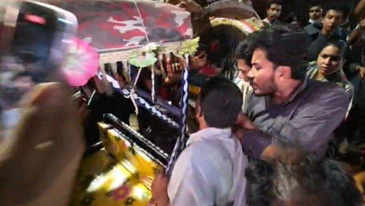 রাত ১০টার দিকে একদল লোক এসে রিকশাটি সেখান থেকে সরিয়ে নেন