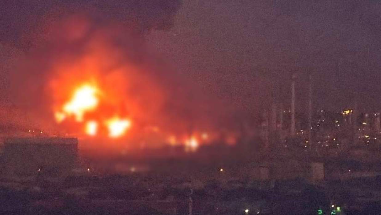  তেল ডিপোতে হামলা 