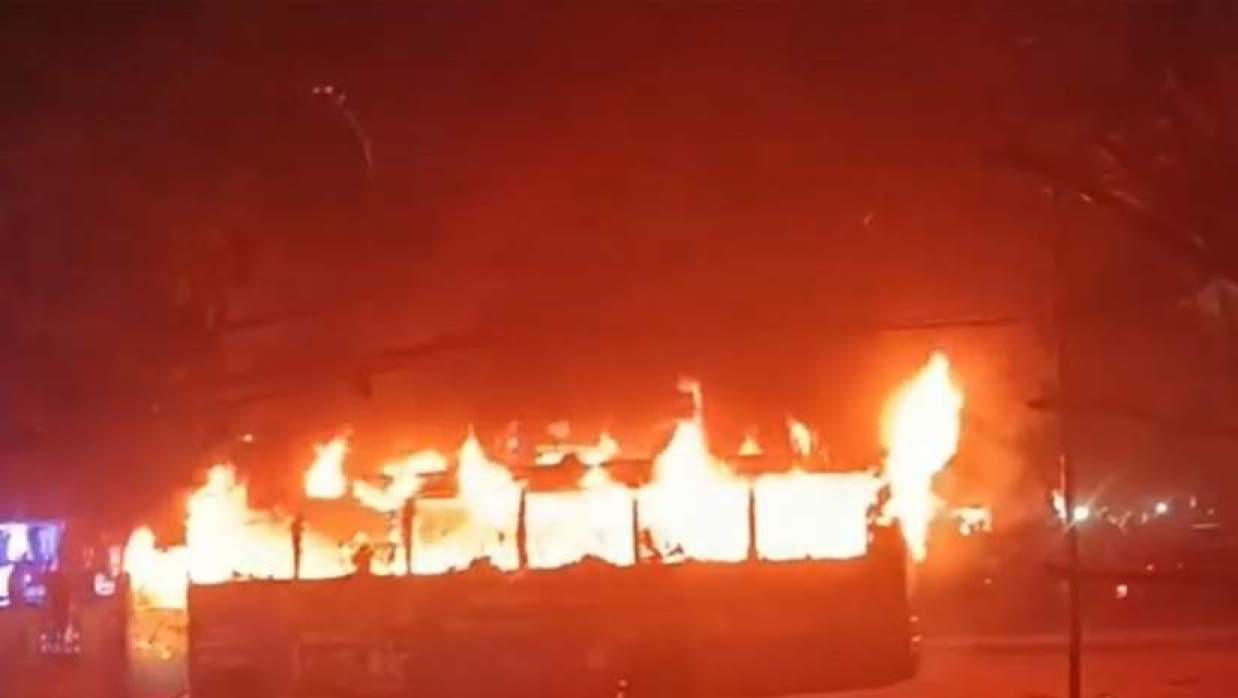 বাসে আগুন ও ভাঙচুর