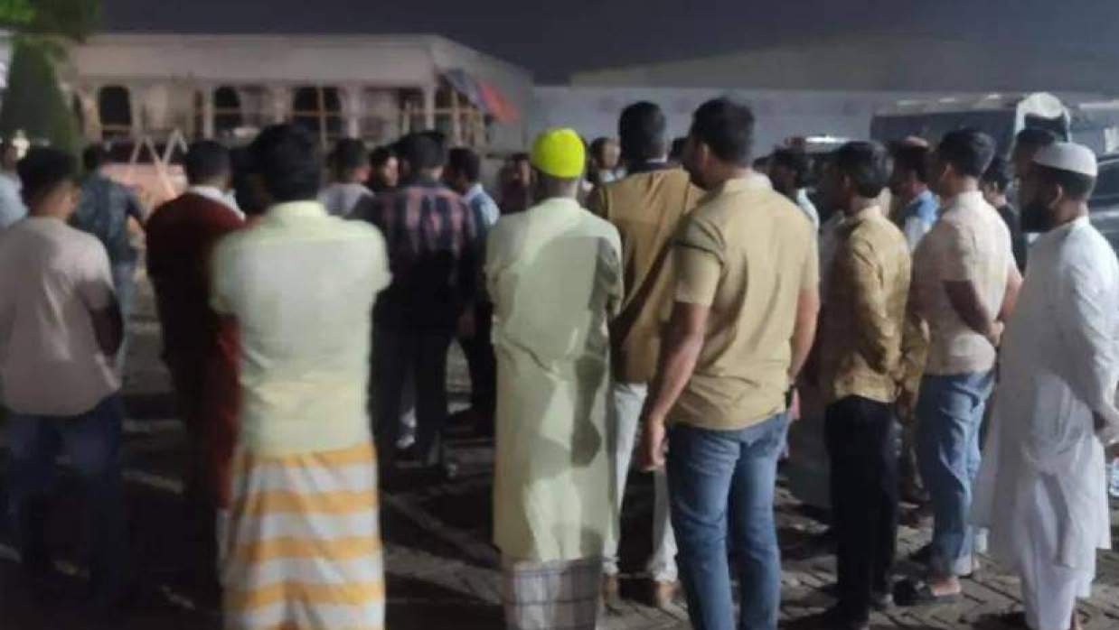 ঘটনাস্থলে স্থানীয় লোকজনের ভিড়