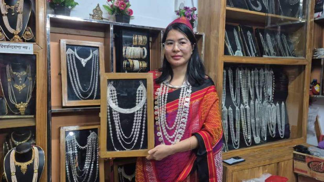 পাহাড়ি ঐতিহ্যের অলংকারে স্বপ্ন গড়ছেন তরুণ উদ্যোক্তা দীপ্তি চাকমা