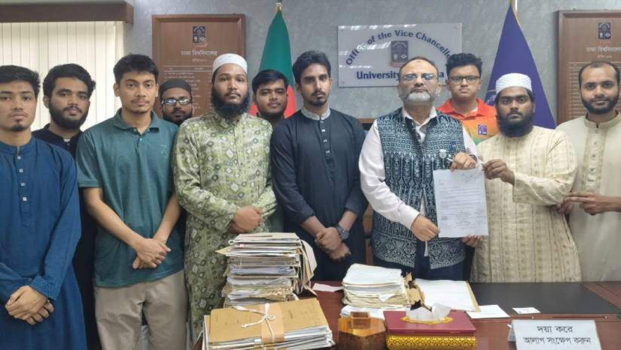 উপাচার্য অধ্যাপক ড. নিয়াজ আহমেদ খানকে স্মারকলিপি দিচ্ছেন হল সংসদের নেতারা