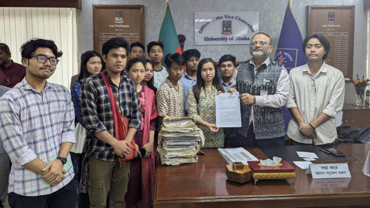 উপাচার্য অধ্যাপক ড. নিয়াজ আহমেদ খানকে স্মারকলিপি দিচ্ছেন ঢাকা বিশ্ববিদ্যালয় জুম্ম শিক্ষার্থী পরিবারের সদস্যরা