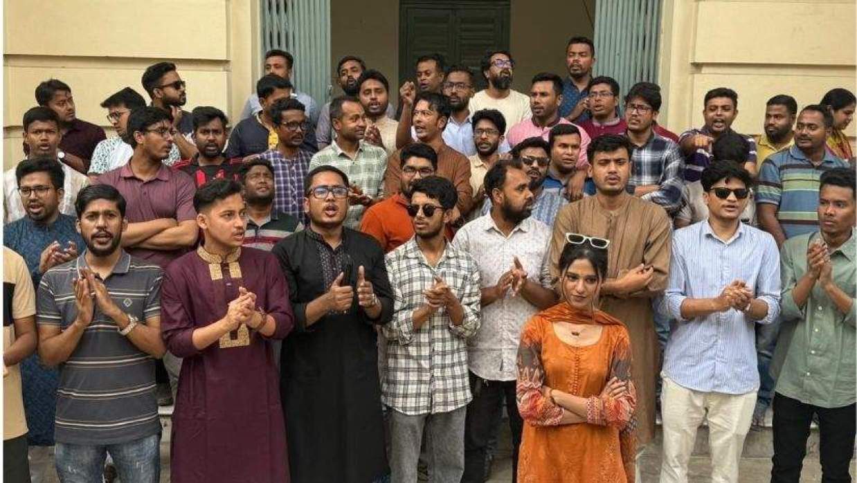 জবির ভিসি ভবনের সামনে ছাত্রদলের বিক্ষোভ সমাবেশ