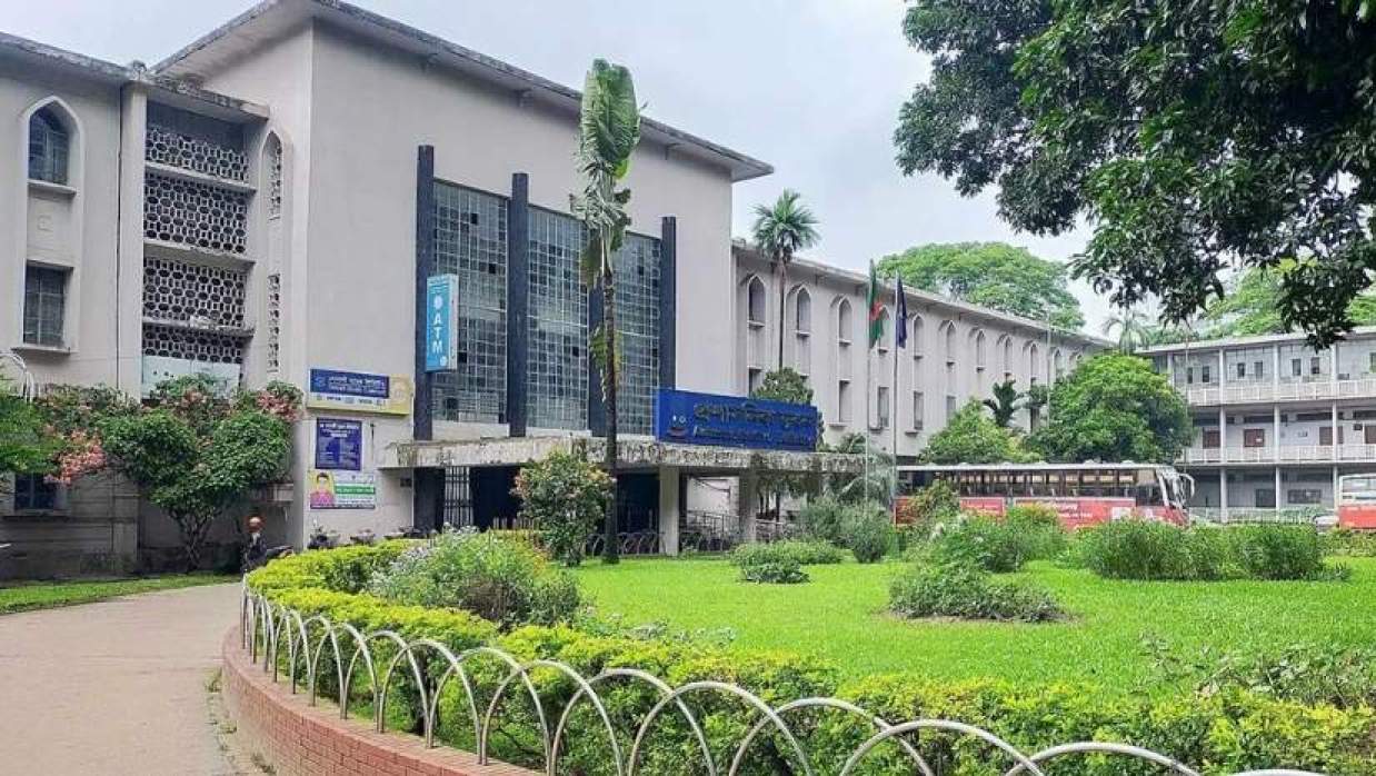 প্রশাসনিক কার্যক্রম চলবে ঢাবিতে, বন্ধের সিদ্ধান্ত সোমবার