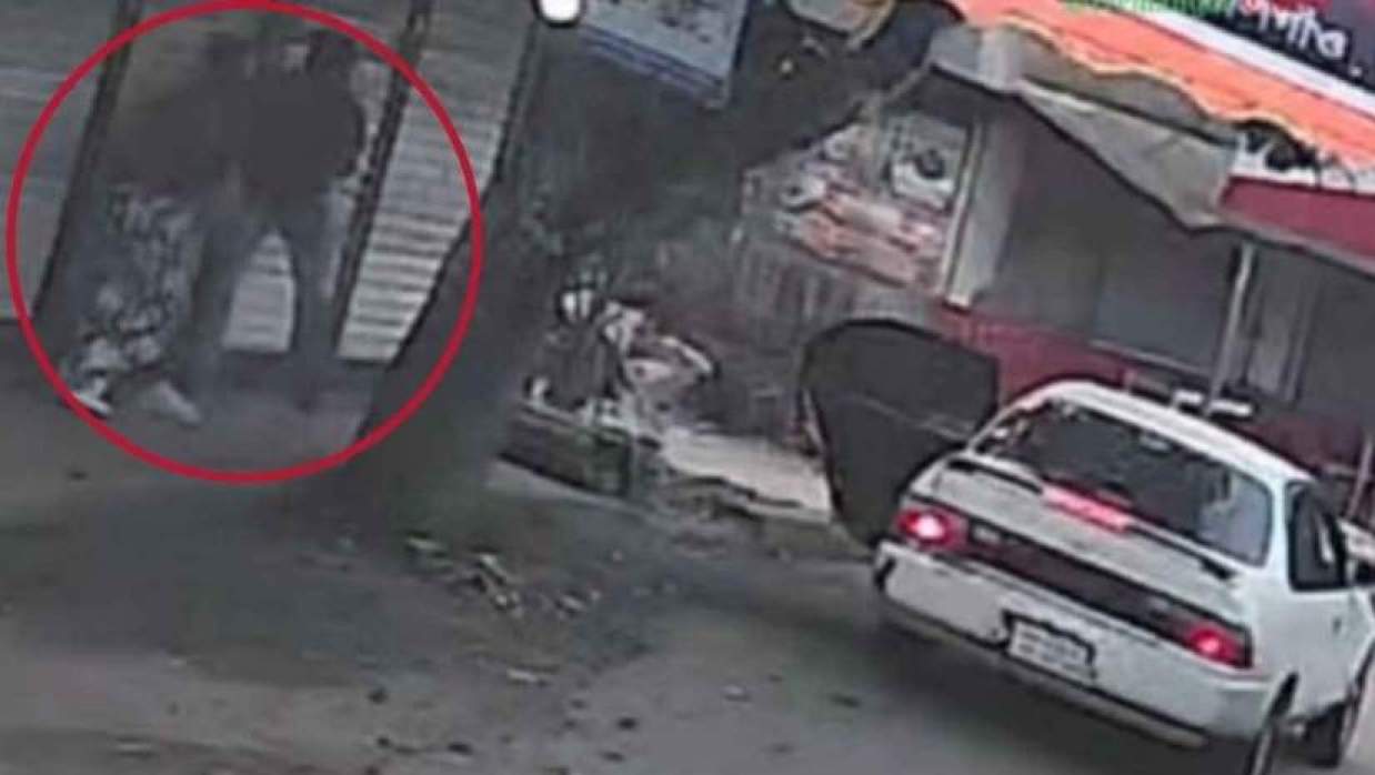 সিনেমাটিক স্টাইলে নারীকে জোরপূর্বক গাড়িতে তুলে নেওয়ার চেষ্টা, ভিডিও ভাইরাল