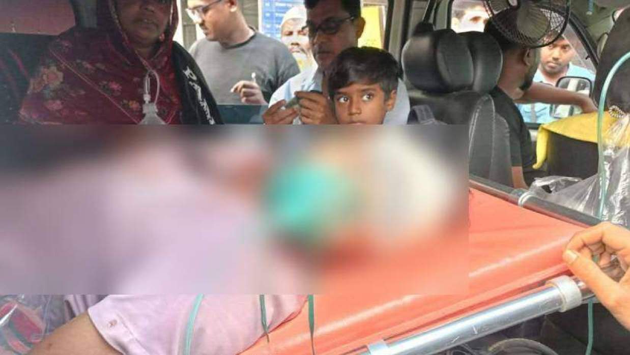 আহত ব্যবসায়ী মো. মোকলেছুর রহমানকে হাসপাতালে নেওয়া হচ্ছে