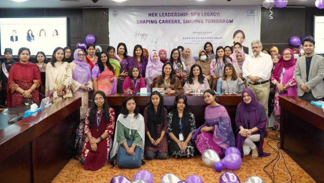 সেমিনারে অংশ নেওয়া  অতিথি, শিক্ষক, কর্মকর্তা ও শিক্ষার্থীরা