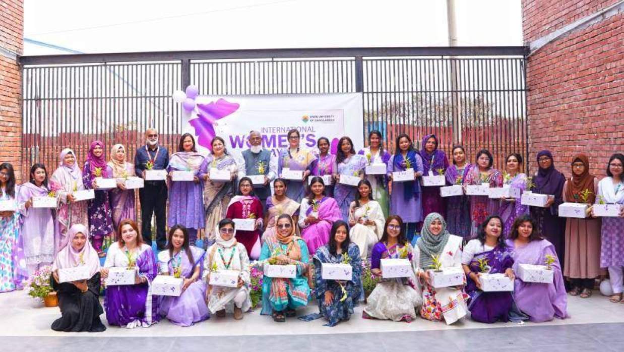 আন্তর্জাতিক নারী দিবস উপলক্ষে আলোচনা অনুষ্ঠানে প্রধান অতিথিসহ অংশগ্রহণকারীরা