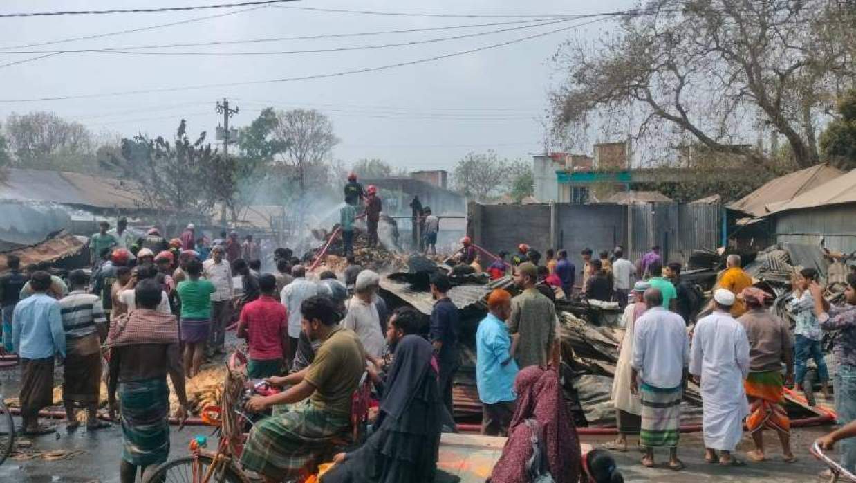 পাটের গোডাউনে আগুন, নিয়ন্ত্রণে আনতে গিয়ে ৩ ফায়ার ফাইটার আহত