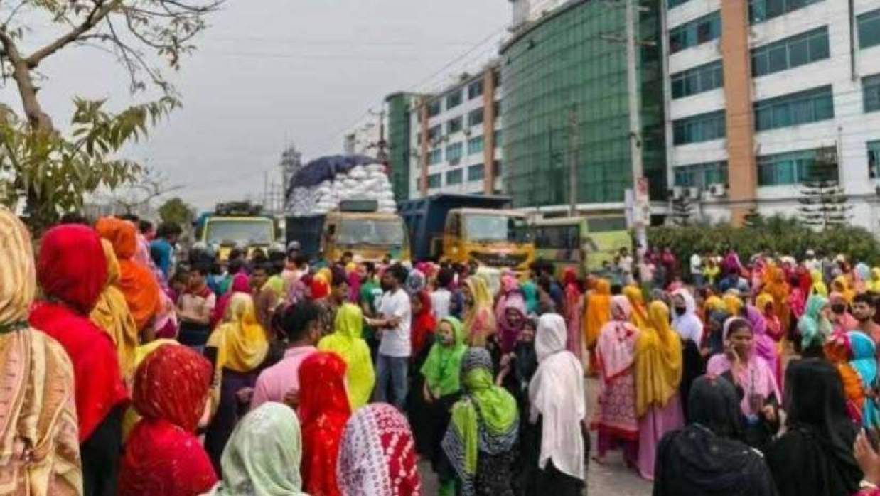 ঢাকা-ময়মনসিংহ মহাসড়ক অবরোধ করে পোশাকশ্রমিকদের বিক্ষোভ