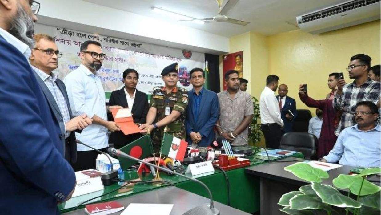 ‘আয়রনম্যান’ মারিয়াকে আর্থিক পুরস্কার ও স্পন্সরশিপ দিলেন যুব ও ক্রীড়া প্রতিমন্ত্রী 