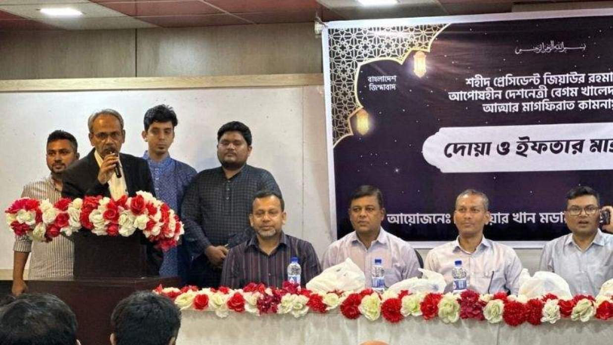 ইফতার মাহফিলে অংশ নেন বিএনপির স্বাস্থ্য বিষয়ক সম্পাদক ডা. মো. রফিকূল ইসলাম। 