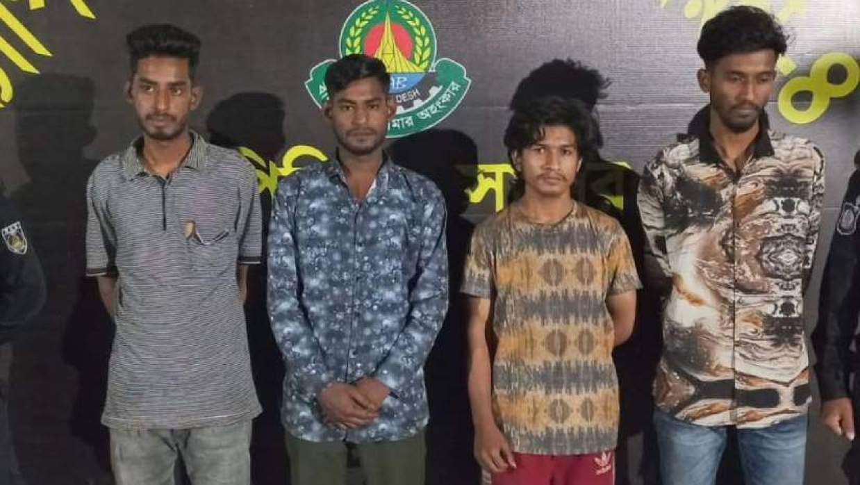 সাভারে র‌্যাবের বিশেষ অভিযানে ৪ ছিনতাইকারী গ্রেপ্তার 