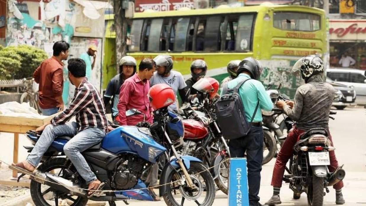 রাইড শেয়ারিং সেবায় নিয়োজিত মোটরসাইকেল চালক